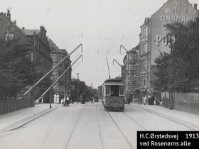 H.C. Ørsteds Vej ved bommene for Vestbanelinien lige før Rosenørns Allé 1913.jpg